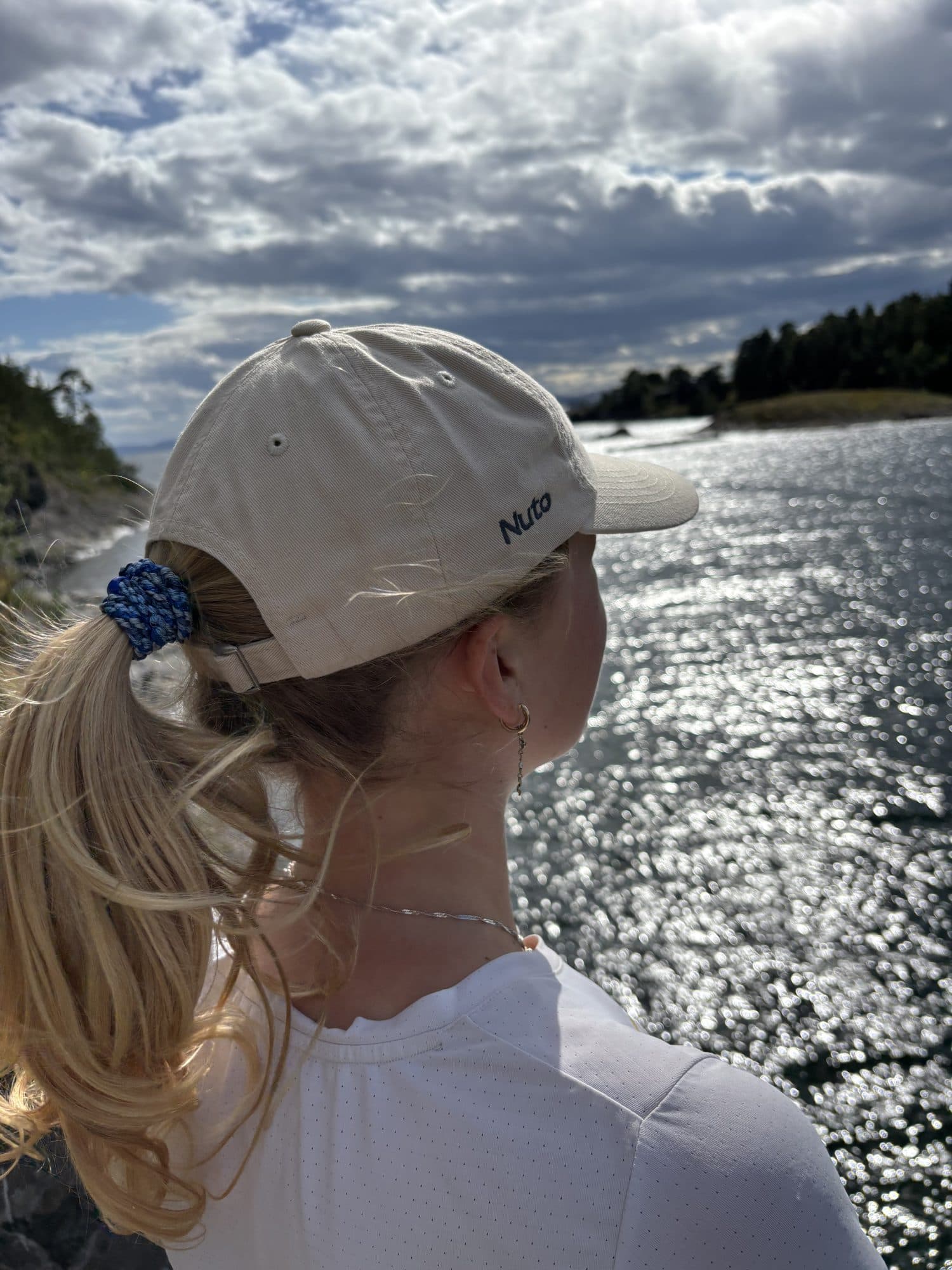 Nuto-caps ute i felt, med utsikt over havet