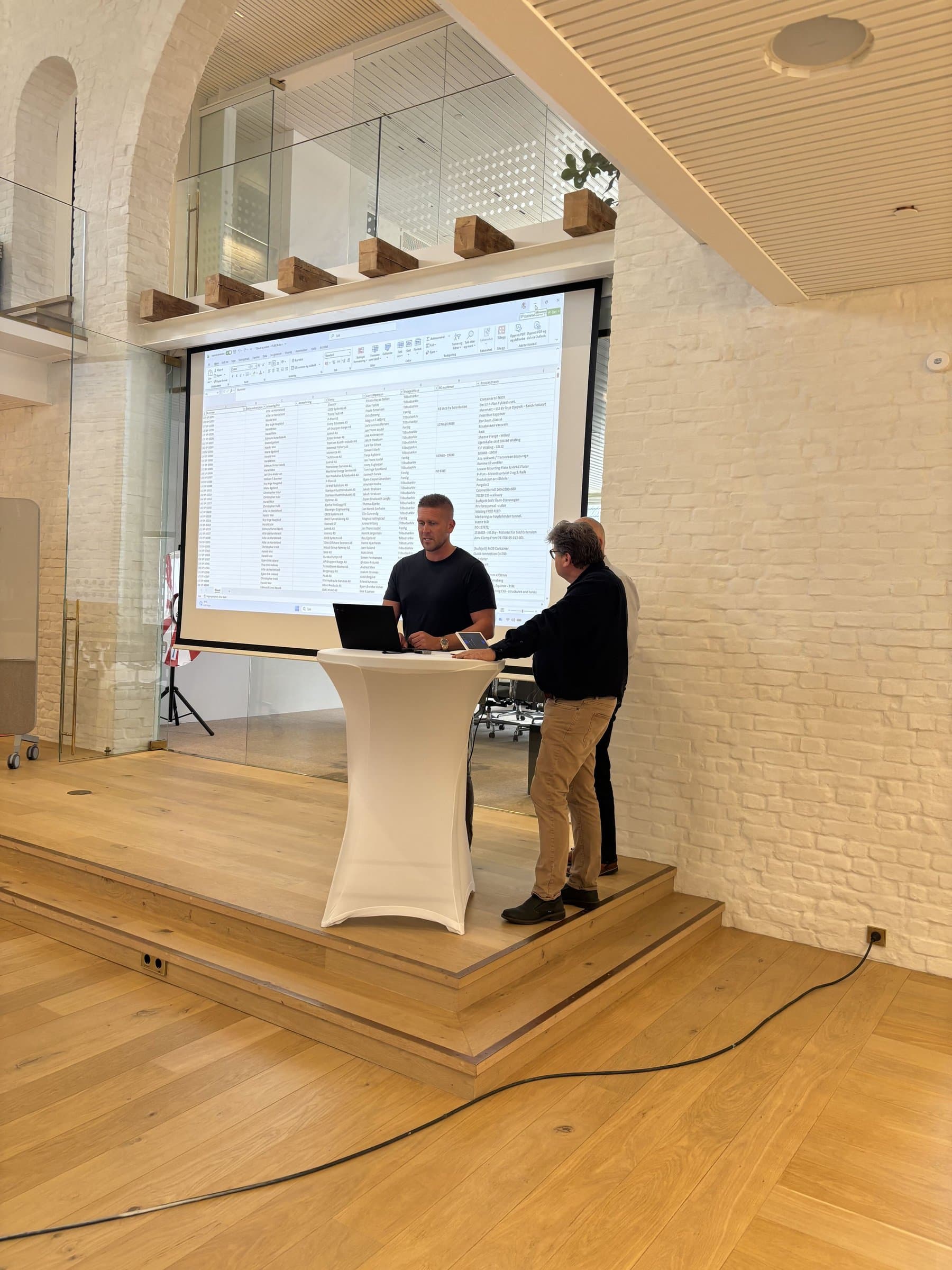 Nuto går gjennom kundens data på storskjerm