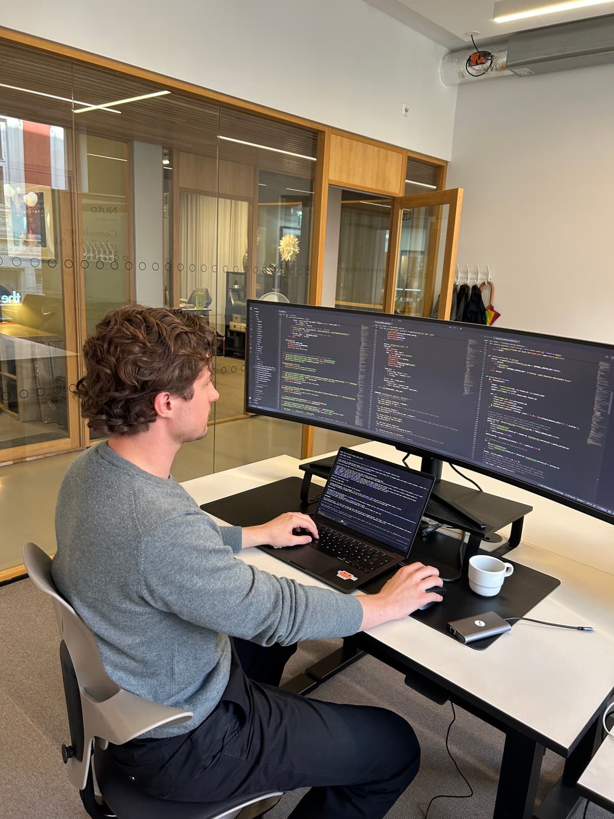 En fra Nuto-teamet programmerer på kontoret