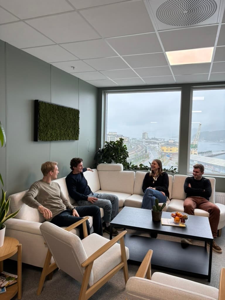 Nuto-teamet i sofakroken på kontoret